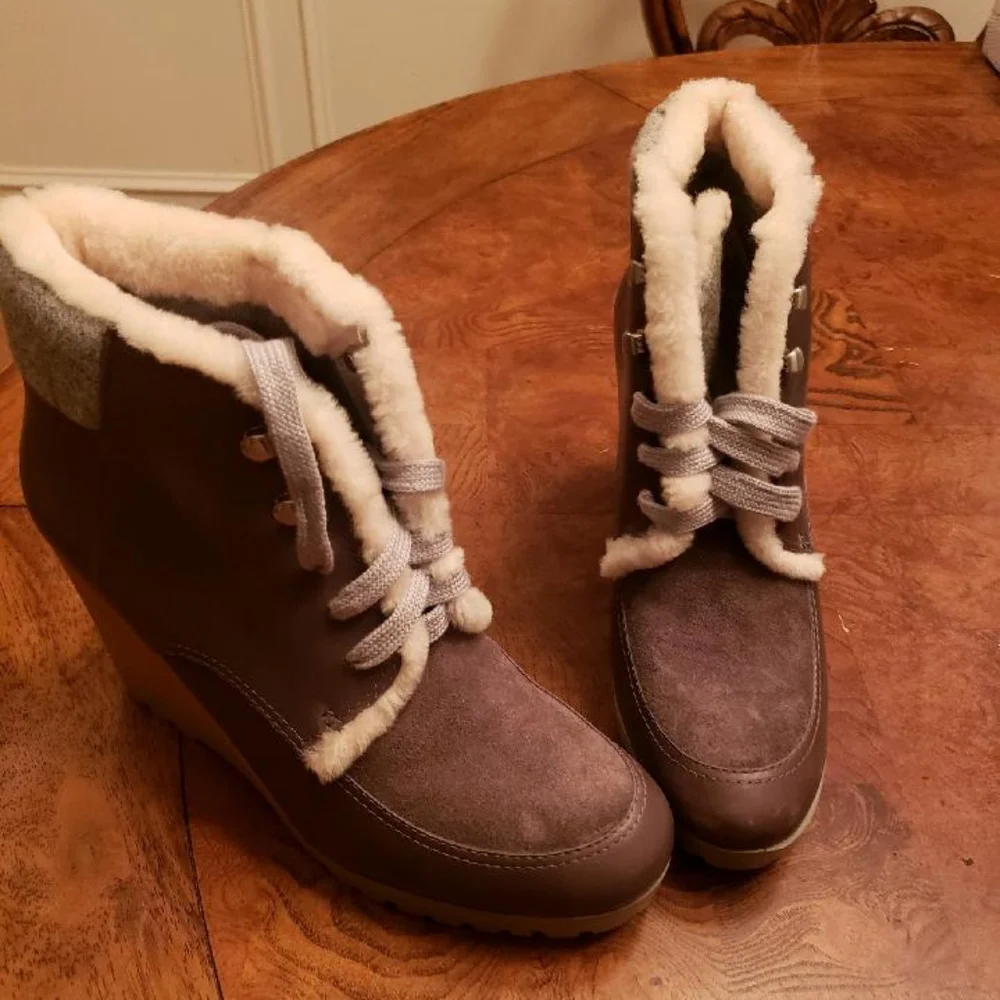 NWOT Cole Haan Gray Taupe Leather Fur Lined Lace Up Ankle Shoes Boots Size 8